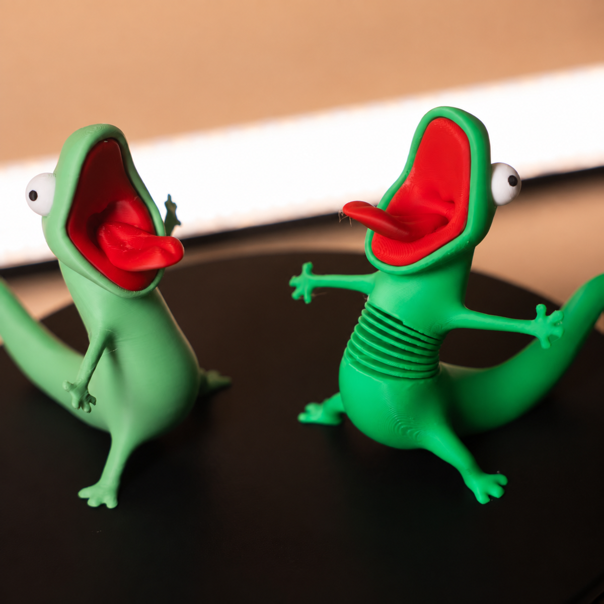 Wobbling Lizard Spring Figurine – Funny 3D Printed Desk Toy